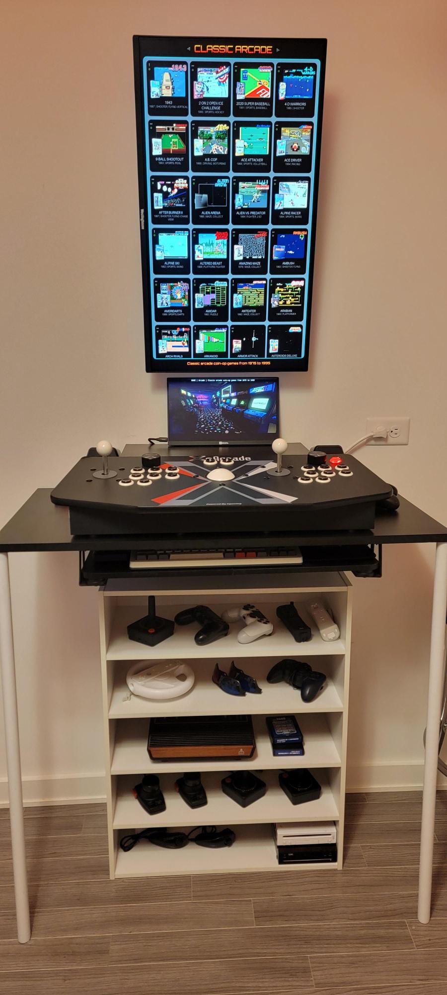 Retro gaming machine with horizontal and vertical screen alignments